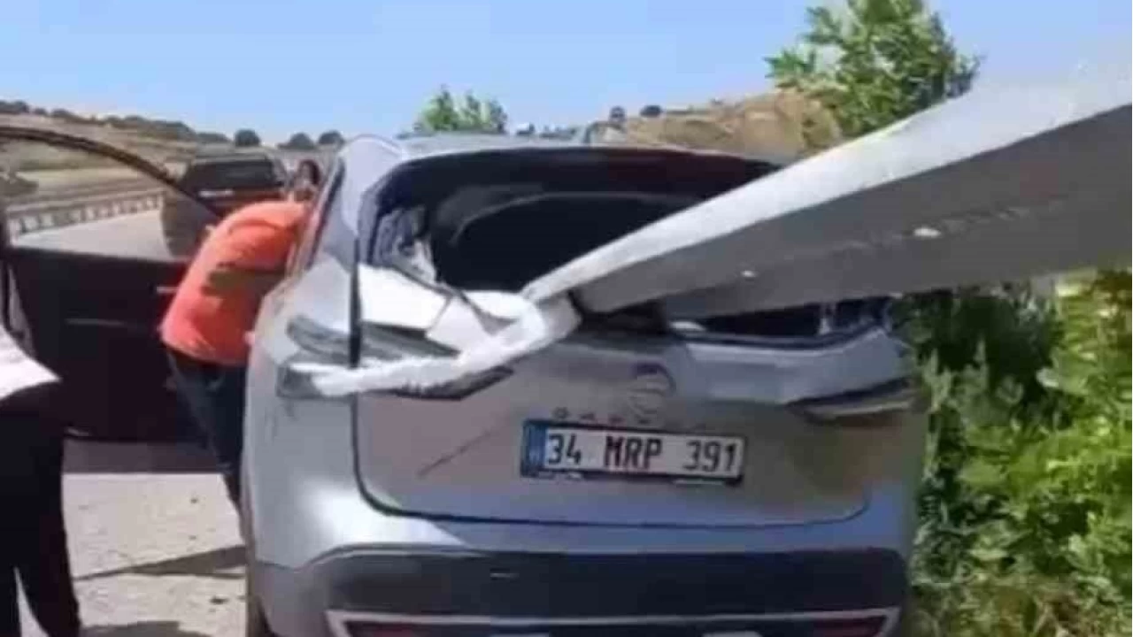 Otomobil bariyere ok gibi saplandı
