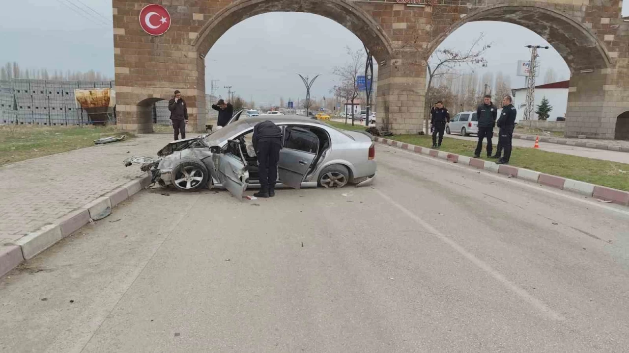 Otomobil il�e giri�indeki kemerin aya��na �arpt�: 3 yaral�