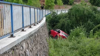 Otomobil istinat duvarndan aalk alana utu