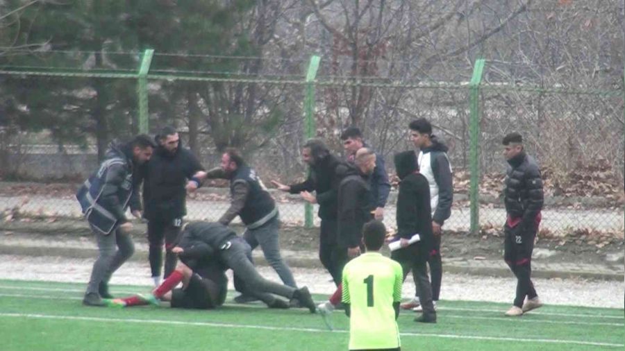 Oyundan alınan futbolcu bıçakla sahaya girdi