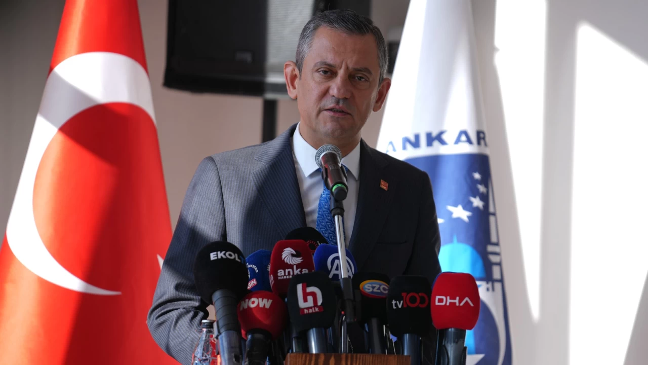 Özel'den Trump'ın Erdoğan övgüsü hakkında çarpıcı sözler