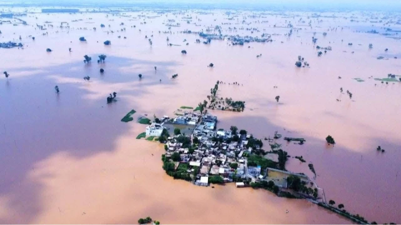 Pakistan'da y�zlerce k�yde sel