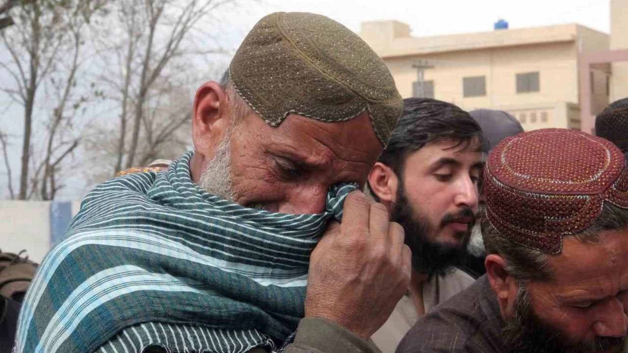 Pakistan'daki tren sald�r�s�nda �l� say�s� 31'e y�kseldi