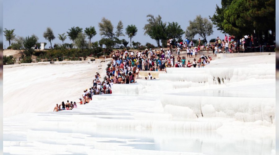Pamukkale'yi bayramda 70 bin kişi ziyaret etti