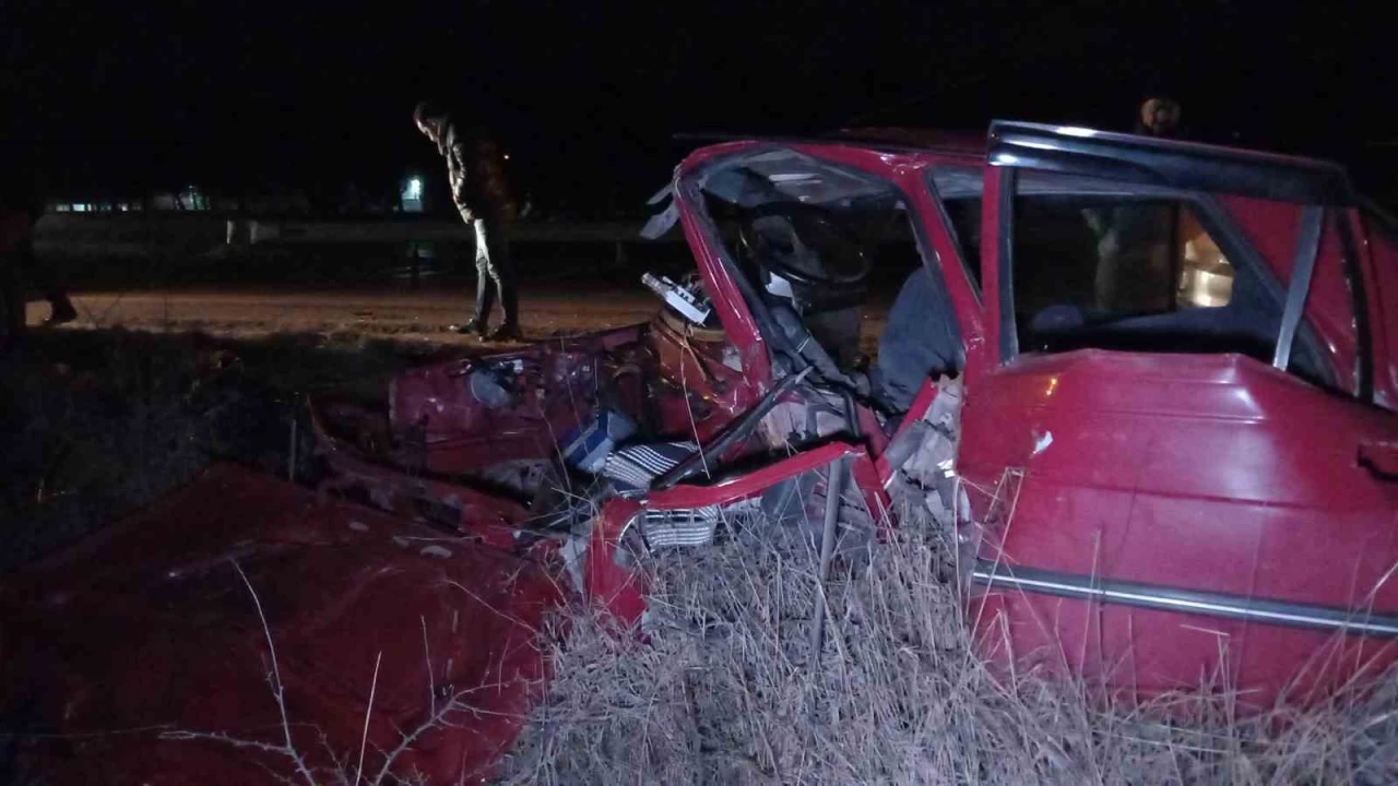 Paramparça olan araçtan 3 genç sağ çıktı