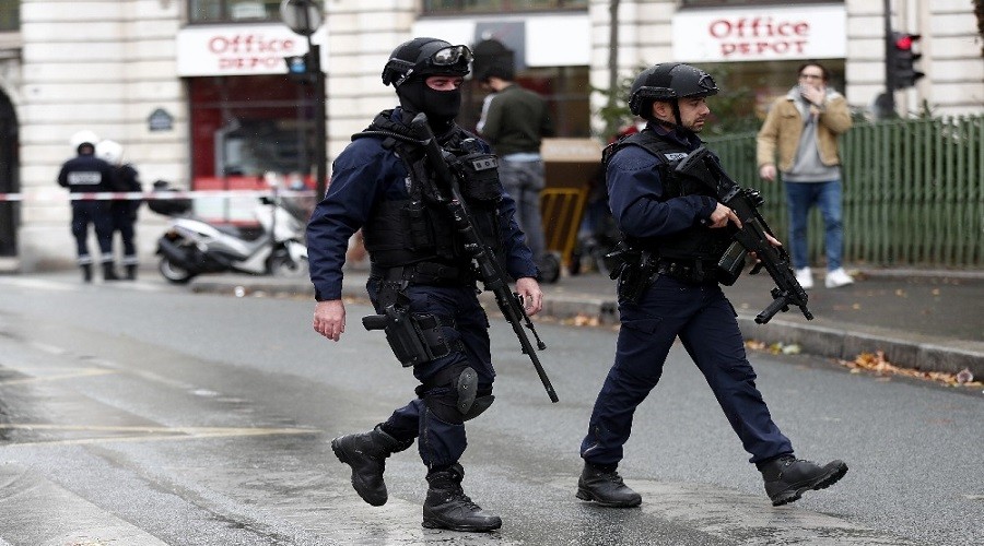 Paris'te satırlı saldırı