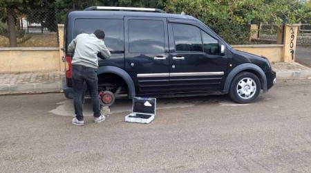 Park halindeki 3 aracın lastikleri jantlarıyla beraber çalındı