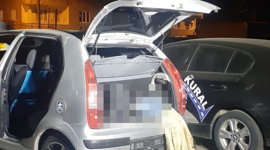 Park halindeki otomobilin bagajnda erkek cesedi bulunmutu, 5 kii gzaltna alnd