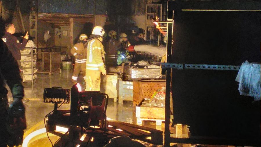 Pendik'te çinko kaplama fabrikasında yangın söndürüldü