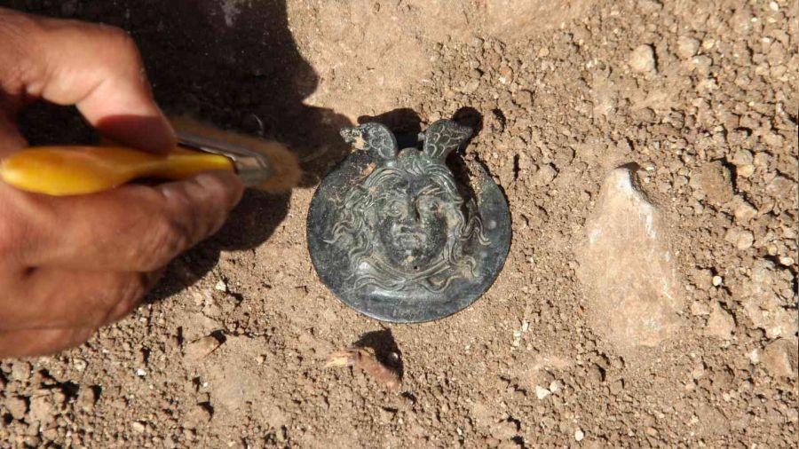 Perre'deki kazılarda Medusa kabartmalı madalya bulundu