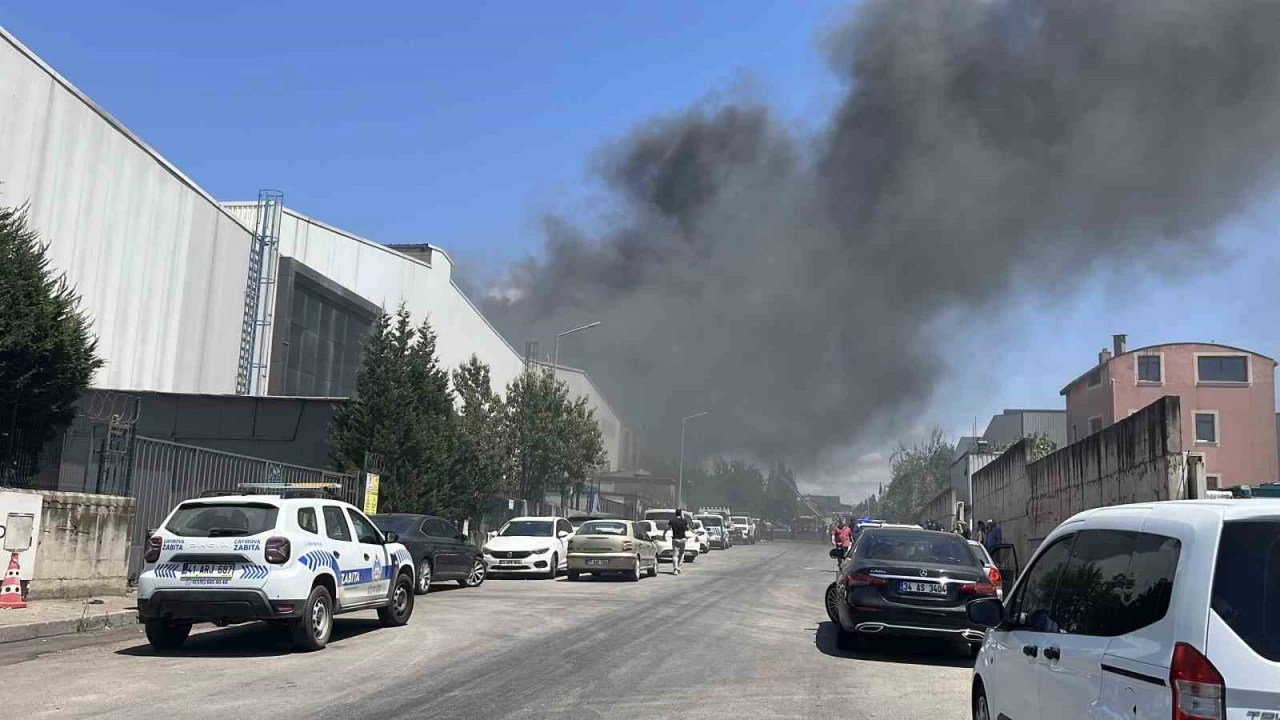 Plastik varil fabrikas�nda korkutan yang�n