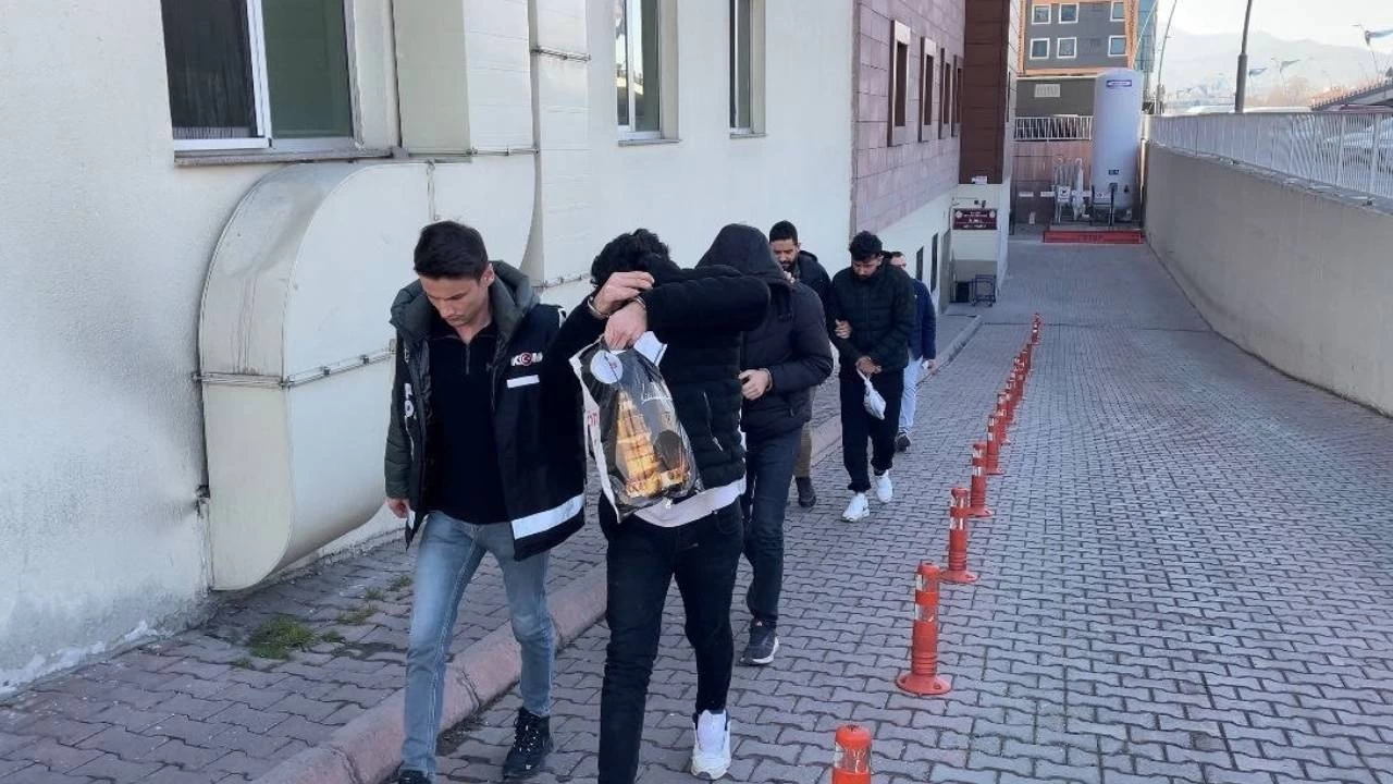 Polis aracına çarpıp pastane kurşunlayan 4 zanlı tutuklandı