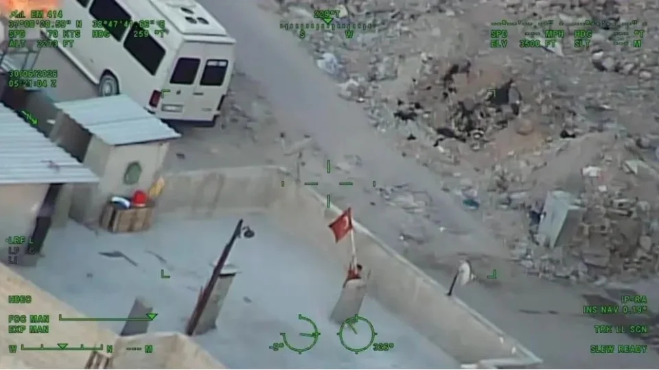 Polis helikopterine bayrak sallayan �ocu�a bisiklet hediye edildi