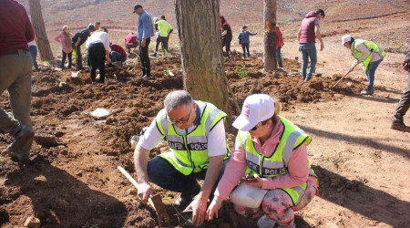 Polisler aileleri fidan diktiler