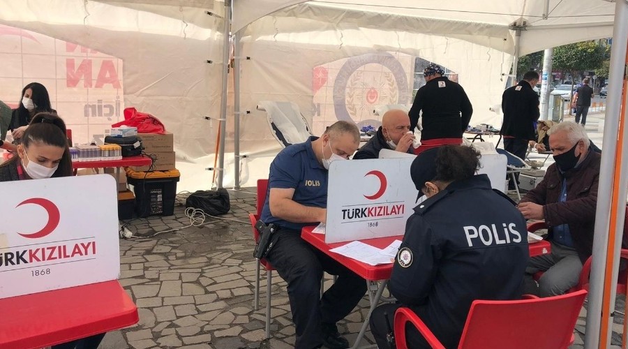 Polislerden Kızılay'a kan bağışı