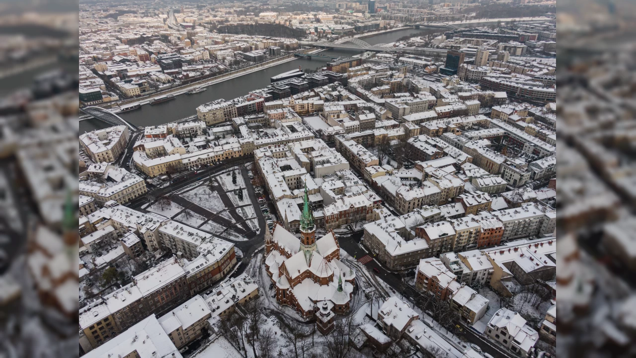 Polonya'nın Krakow kentinde kar yağışı