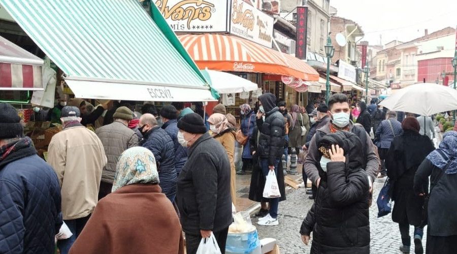 Ramazan al��veri�i d�kk�n �nlerinde uzun kuyruklar olu�turdu