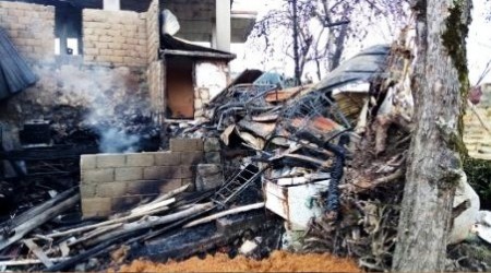 Rize'de 2 ev yanarak kül oldu
