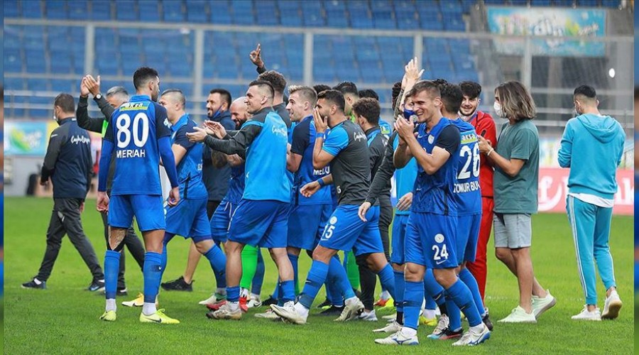 Rizespor'u �nl� golc�s� s�rtlad�