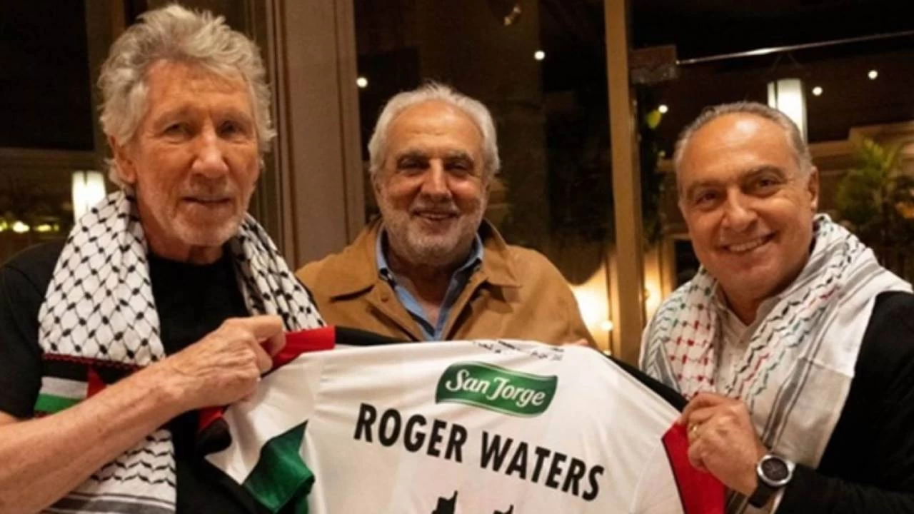 Roger Waters'a Şili'de Palestino Futbol Kulübünün forması hediye edildi