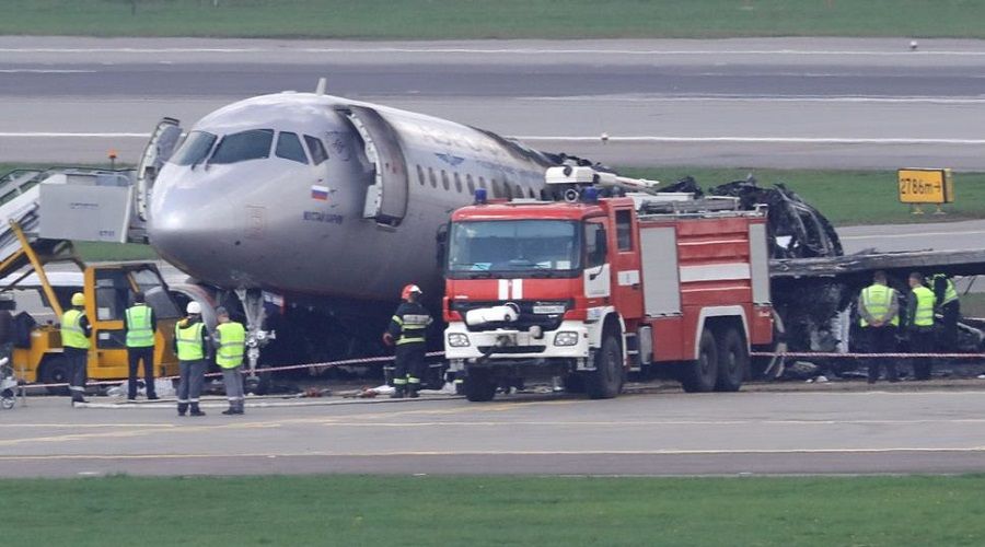 Rusya'da yolcu uçağı pistteki kamyona çarptı