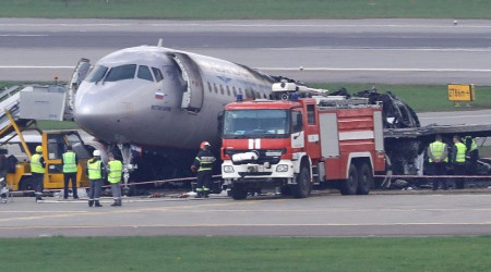Rusya'da yolcu uçağı pistteki kamyona çarptı