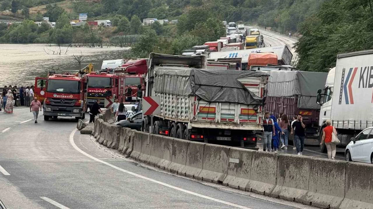 Sakarya'da zincirleme kaza: Ortal�k sava� alan�na d�nd�