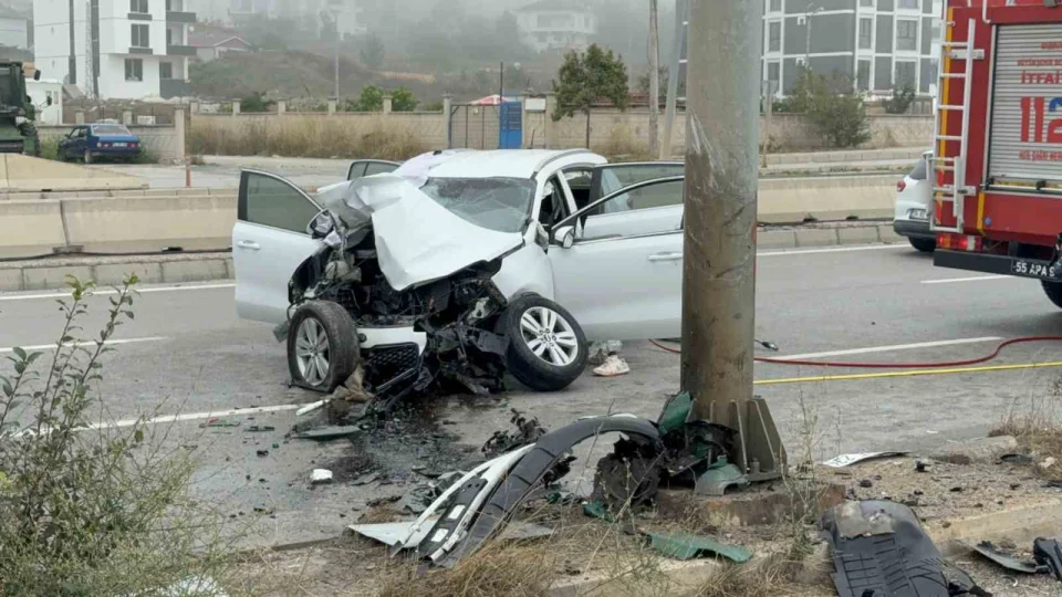 Samsun'da otomobil dire�e �arpt�: 1 �l�, 3 yaral�