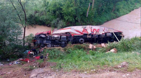 Samsun'da tır çaya devrildi