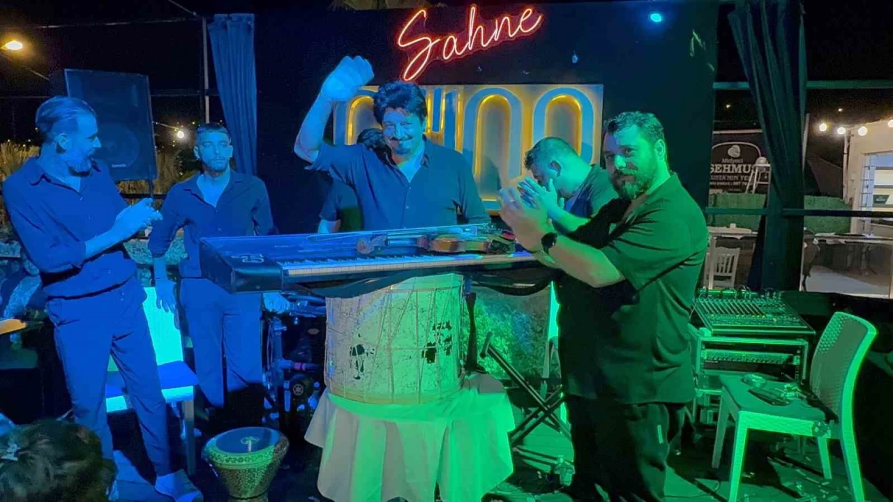 Sanat�� bask�lara dayanamay�p davulunu k�rarak sahneyi b�rakt�