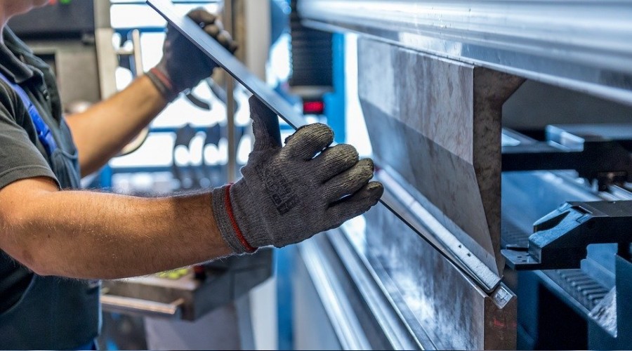 Sanayi �retimi ayl�k azald�, y�ll�k artt�