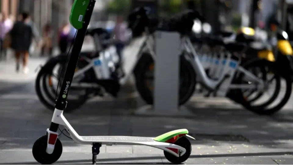  Scooter kullan�m� �zellikle b�y�k�ehirlerde hem �ikayetleri hem de kazalar� art�rabiliyor. Kullan�c�s� her ge�en g�n �o�alsa da ilgili mevzuat tam olarak bilinmiyor