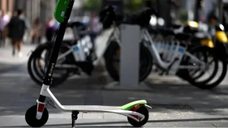  Scooter kullan�m� �zellikle b�y�k�ehirlerde hem �ikayetleri hem de kazalar� art�rabiliyor. Kullan�c�s� her ge�en g�n �o�alsa da ilgili mevzuat tam olarak bilinmiyor