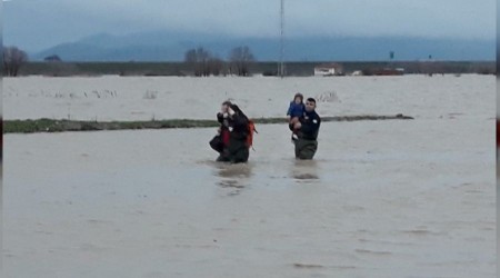 Sel sularında mahsur kalanları itfaiye kurtardı