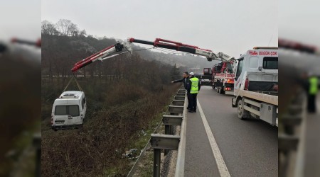 Servis minibüsü şarampole uçtu
