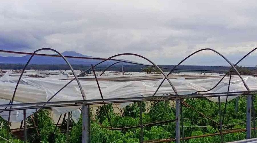 Seydikemer'de hortum seraları yıktı geçti