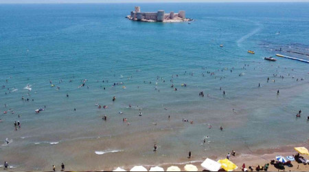 Sıcaktan kaçan soluğu denizde aldı