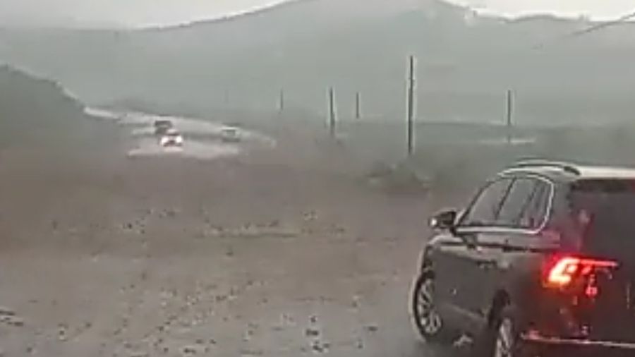 Siirt'te sel oldu, araçlar mahsur kaldı
