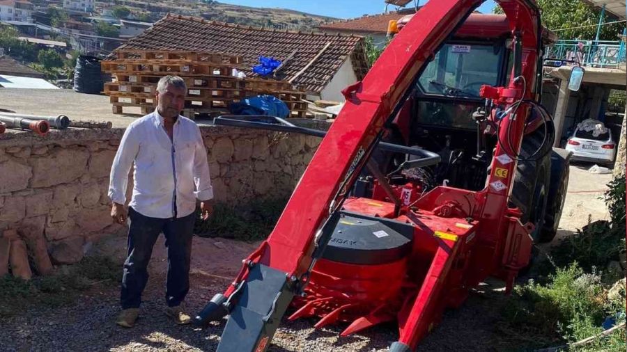 Silaj makinesine bacağını kaptırdı