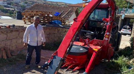 Silaj makinesine bacağını kaptırdı
