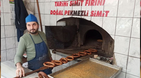 Simit ustaları, sıcağa rağmen orucunu aksatmıyor