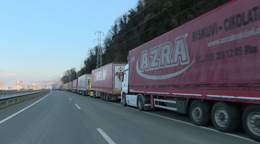 S�n�r kap�s�nda �Korona� kuyru�u