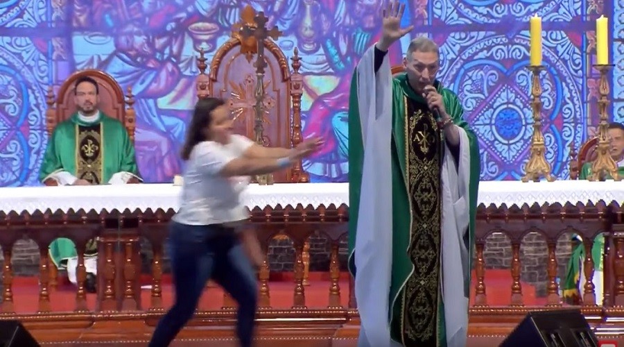 "�i�man kad�nlar cennete giremez" diyen papaz� sahneden att�