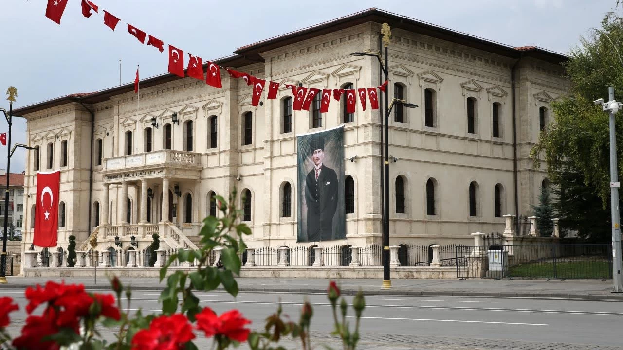 Sivas Lisesi: Tarihin içinde bir eğitim anıtı