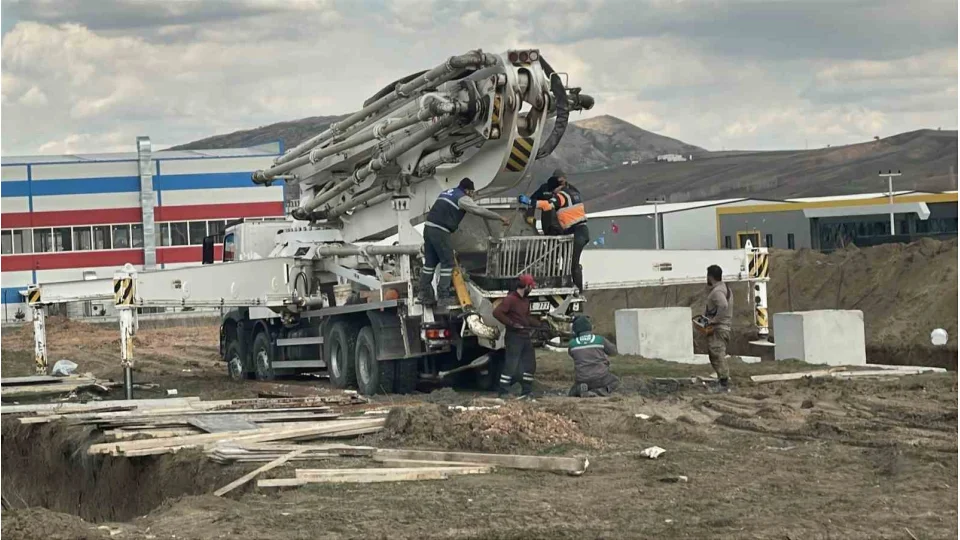 Sivas'ta beton kal�b�na d��en gen� i��i hayat�n� kaybetti