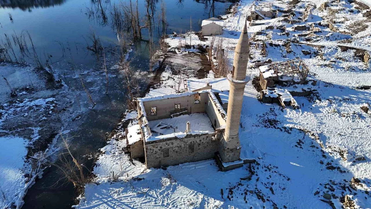 Sivas'taki o k�y 14 y�l sonra kar alt�nda