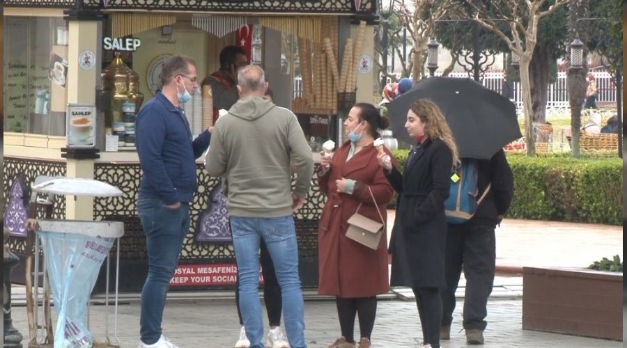 Sultanahmet'te kısıtlamanın keyfini turistler çıkardı