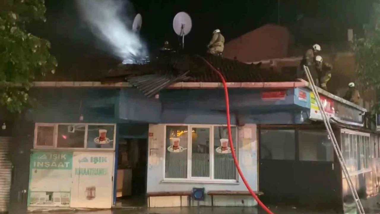 Sultangazi'de 4 iş yerinin olduğu bina alev alev yandı
