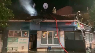 Sultangazi'de 4 iş yerinin olduğu bina alev alev yandı