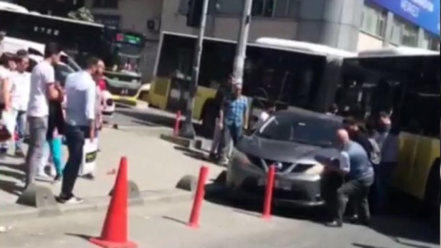 Sultangazi'de hatalı park trafiği kilitledi